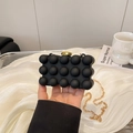 Μαύρη ακρυλική τσάντα βραδινή με 3D ανάγλυφο και χρυσή μεταλλική αλυσίδα ώμου - Μαύρο