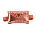 Détail d'un sac banane orange vif de style punk avec des clous en métal argenté brillant - Orange