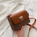 Borsa a tracolla in paglia retrò con patta in pelle marrone e fibbia in argento - caffè