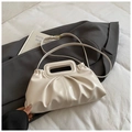 Detalle del bolso plisado crema con asa hueca única y correa ajustable fina - Blanco