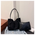 Detalle del bolso tote de ante negro con cordón ajustable y neceser interior a juego - Juego de 2 piezas (bolso tote + neceser interior) / Negro