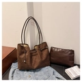 Detalle del bolso tote de ante marrón oscuro y neceser a juego sobre chaqueta vaquera - Juego de 2 piezas (bolso tote + neceser interior) / café