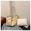 Detalle del bolso tote de lona beige con asas de cuerda y una bolsa blanca con cremallera - Juego de 2 piezas (bolso tote + neceser interior) / Blanco