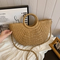 Sac croissant minimaliste en paille tressée avec anse ronde et bandoulière en ton naturel - Grand / Kaki