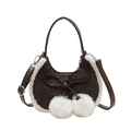 Braune Handtasche aus mattem Leder in Halbmondform mit weißem Kunstpelzbesatz - Pompons Stil (Stil 2) / Kaffeebraun