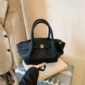 Minimalistische schwarze Beuteltasche aus Leder mit Silberschnalle und Griffen - Schwarz