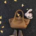Braune Beuteltasche aus Leder mit Silberverschluss und grauem Plüsch-Hasen-Anhänger - Dunkelbraun