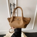 Braune Leder-Eimertasche mit Faltenstruktur und verstellbarem Schultergurt - Hellbraun