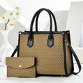 Bolso tote minimalista de paja con ribete de cuero negro y pequeño sobre a juego - Caqui