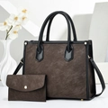 Bolso tote texturizado marrón oscuro retro con sobre a juego y detalles de asas negras - Marrón