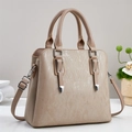 Sac à main beige texturé élégant avec accessoires métalliques argentés et bandoulière - Khaki