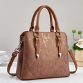 Détail d'un sac à main beige à texture verticale, doubles anses et bandoulière réglable - Jaune Terre