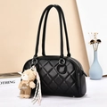 Borsa a mano trapuntata nera classica con doppi manici e ciondolo a forma di orsetto bruno - Nero