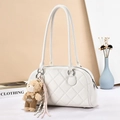 Borsa a tracolla trapuntata bianca con ciondolo a orsetto e cuciture eleganti - Bianco
