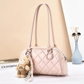 Borsa a spalla in pelle rosa trapuntata con ciondolo a orso e doppi manici da donna - Rosa fantasma