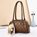 Borsa a tracolla marrone trapuntata con ciondolo a orsetto e zip metallica elegante - Marrone Cioccolato