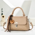 Sac bandoulière minimaliste en patchwork de paille avec rabat en cuir et pompon décoratif - Khaki