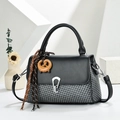 Sac bandoulière moderne bicolore avec texture tressée, fermoir argenté et breloque - Noir