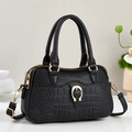 Sac à main noir élégant motif crocodile avec détails dorés et bandoulière - Noir