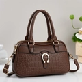 Sac à main élégant en cuir marron foncé avec motif pierre et détails métalliques dorés - café