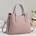 Sac à main tissé rose pâle avec détails argentés et bandoulière pour femmes - Rose