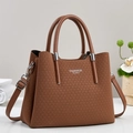 Sac à main marron texture tressée avec bandoulière et logo Fashion Queen sur fond blanc - Jaune Terre
