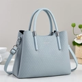 Détail du sac à main bleu clair pour femme avec gaufrage en V et ferrures argentées - Bleu