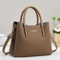 Detail der braunen Handtasche mit Silberbeschlägen und FASHION Queen Aufdruck - Khaki