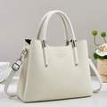 Détail du sac à main blanc cassé avec motif à chevrons et texte Fashion Queen en métal - Blanc Cassé