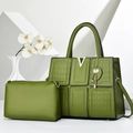 Set borsa a mano verde in due pezzi con stampa coccodrillo, logo V oro e ciondolo - Borsa A Mano E Pochette / Verde