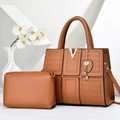Sac fourre-tout chic en cuir marron avec texture crocodile et logo V en métal - Jaune Terre