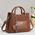 Borsa a mano in pelle intrecciata marrone con stampa Fashion Queen e ciondolo a cuore - Giallo Terra