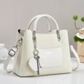 Dettaglio borsa in pelle bianco crema con finiture argentate e ciondolo a cuore e chiave - Bianco Sporco
