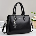 Borsa tote in pelle nera con ciondolo a foglia elegante e tracolla regolabile - Nero