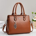 Elegante borsa strutturata marrone caramello con ciondolo di perle e tracolla rimovibile - Giallo Terra