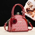 Borsa a mano in vernice rossa con borchie dorate e ciondolo a rosa stile coreano - Rosso