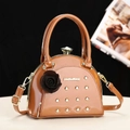 Borsa a mano in pelle verniciata marrone con borchie dorate e ciondolo rosa, moda 2025 - Giallo Terra
