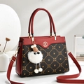 Elegante borsa a tracolla rossa con monogramma, logo dorato e ciondolo in peluche in stile minimal - Caffè con Rosso Giuggiola