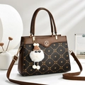 Borsa a tracolla vintage marrone con motivo monogramma, tracolla regolabile e ciondolo peluche - Caffè e Marrone
