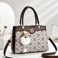 Borsa a tracolla marrone e beige con motivo monogramma e ciondolo in peluche - Cachi & Caffè