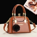 Sac à main en cuir verni marron avec fermoir métallique et breloque rose décorative - Marron