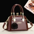 Sac à main vintage en cuir verni marron avec cadre doré et breloque fleurie - café