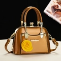 Sac à main en cuir verni marron ambre avec un charm rose jaune et logo doré - Doré