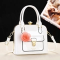 Elegante borsa a mano in vernice bianca con finiture dorate e ciondolo a rosa rosa - Bianco