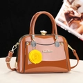 Braune Lackleder Handtasche mit goldenen Beschlägen und gelbem Rosendekor - Erdgelb