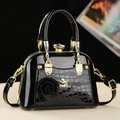 Sac à main noir brillant forme coquillage avec relief croco et fleur 3D - Noir