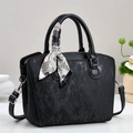 Sac à main rétro noir texturé avec foulard rayé et bandoulière réglable amovible - Noir