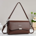 Bolso bandolera marrón de piel con textura de lichi solapa clásica y hebilla plateada - café
