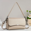 Elegante borsa a tracolla in pelle beige con patta e dettagli argentati su tavolo bianco - Cachi