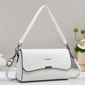 Detalle del bolso de cuero granulado blanco con herrajes metálicos de color gris - Blanco